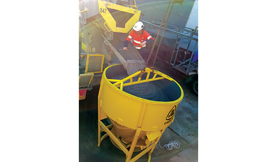 Hydraulic self-energy horizontal concrete hanging tank