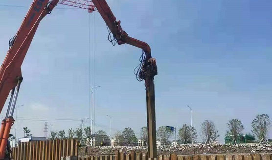 Hydraulic vibratory pile hammer for excavator