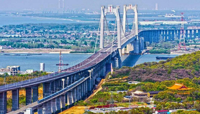 Industrial lift in Wufengshan Yangtze River Bridge