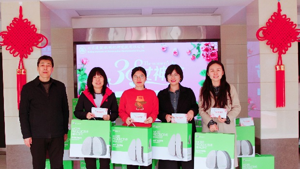 Women are not inferior to men, and soft shoulders also bear heavy responsibilities.